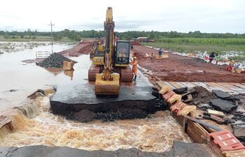 En el km 96 de la Ruta PY02, el tramo quedó cortado en dos.