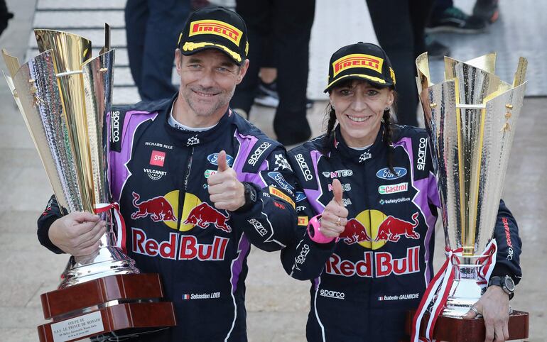 Sébastiel Loeb y su navegante, Isabelle Galmiche, celebran en el podio la victoria en el Rally de Montecarlo, primera del WRC.