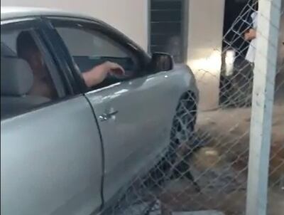 El impacto derribó el enrejado de la vivienda y se acercó hacia la estructura de la casa.