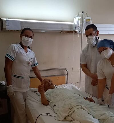Vicente Benítez, junto al doctor Daniel Campos y personal de blanco del Hospital Nacional de Itauguá.