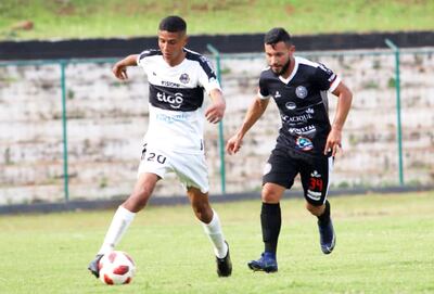 Jordan Báez se lleva el esférico ante la marca de Wilians Coronel en el duelo de ayer en Itá. APF