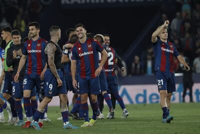 Los jugadores del Levante UD celebran la victoria ante la Real Sociedad tras el encuentro correspondiente a la jornada 35 de Liga en Primera División disputado hoy viernes en el estadio Ciudad de Valencia.