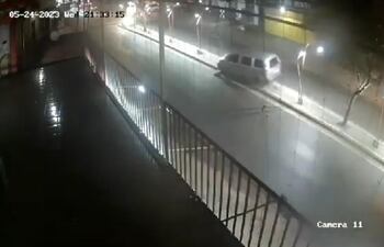 El paseo Manuel Ortiz Guerrero quedó a oscuras luego de que un conductor chocó contra varias columnas del lugar.