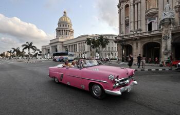 Turistas recorren las calles el 6 de mayo de 2023, en La Habana (Cuba). Cadenas hoteleras de América, Europa y Asia siguen apostando por Cuba y, lejos de retirarse, se expanden "confiadas" en la recuperación de este destino turístico a pesar de la grave crisis económica que sufre la isla.