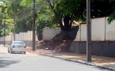 Parte de la muralla perimetral del predio de Mburuvicha Róga se vino abajo con las lluvias.