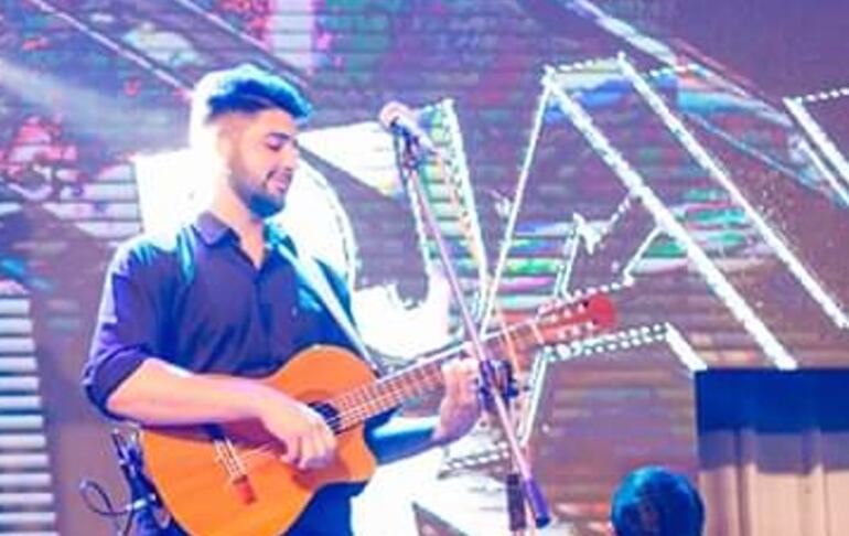 Daniel Molas, cantando en un festival organizado por la Federación Universitaria de la Unca en el 2019