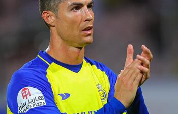 Cristiano Ronaldo. El príncipe heredero de Arabia Saudí y primer ministro, Mohamed bin Salmán, anunció este lunes el lanzamiento de un proyecto para que el sector privado invierta en los clubes deportivos del reino y cuya fase de adjudicación a las compañías comenzará en el último trimestre de este año, informaron fuentes oficiales, en un momento en el que se espera que varios astros del fútbol militen en las filas de los equipos saudíes.