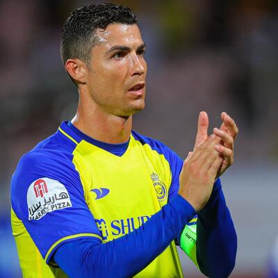 Cristiano Ronaldo. El príncipe heredero de Arabia Saudí y primer ministro, Mohamed bin Salmán, anunció este lunes el lanzamiento de un proyecto para que el sector privado invierta en los clubes deportivos del reino y cuya fase de adjudicación a las compañías comenzará en el último trimestre de este año, informaron fuentes oficiales, en un momento en el que se espera que varios astros del fútbol militen en las filas de los equipos saudíes.