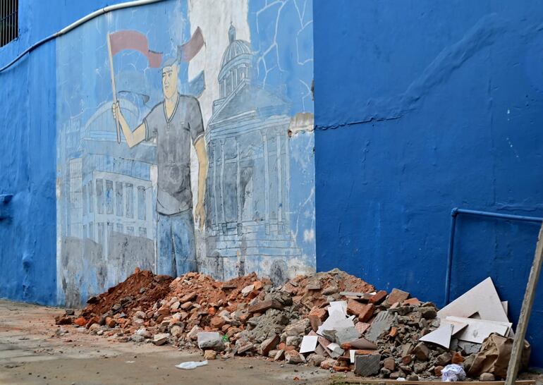 Escombros en la vereda de la sede del Partido Liberal Radical Auténtico, en Asunción.