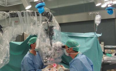 Microcirugía que aplica la técnica de colgajos libres.