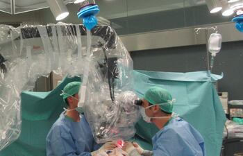 Microcirugía que aplica la técnica de colgajos libres.