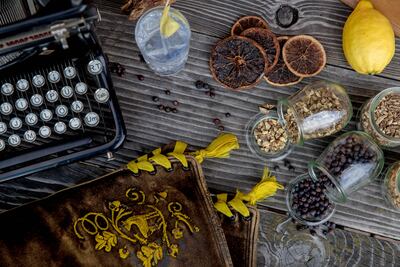 Para la guarnición de tragos en base a ginebra debe utilizarse un producto botánico que realce el aroma predominante de la bebida: cáscara de limón o de naranja, o para la ginebra clásica un toque de bayas de enebro secas molidas.