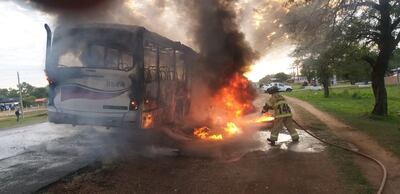 Bus de Puerto Falcón arde en llamas sobre la ruta internacional.