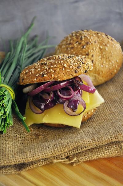 Toque dulzón
Pan tostado, queso en fetas, cebolla morada caramelizada.