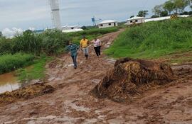 Los colonos aseguraron que los desechos están contaminando todos los cauces naturales de la zona.