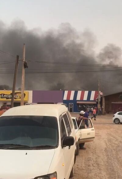 Intensa fue la humareda registrada ayer mientras los bomberos voluntarios trabajaban para controlar el siniestro.