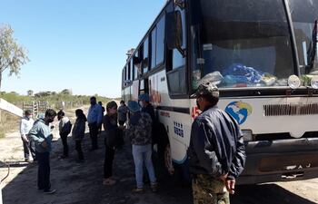 Colectivo de la empresa San Juan que llega a Fuerte Olimpo desde la capital del pais.