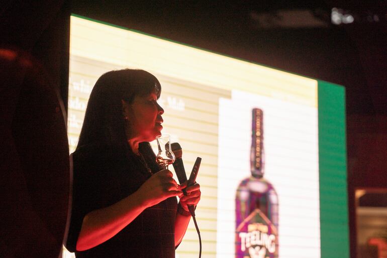 La sommelier Sakura Kojima se encargó de dirigir la cata de whisky que organizó Financiera Paraguayo Japonesa.
