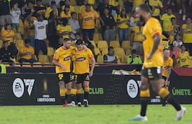 Jonathan Bauman (i) celebra el gol de Barcelona en el duelo contra Bolívar por la segunda fecha del Grupo C de la Copa Libertadores en la ciudad de Guayaquil.