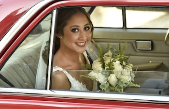 La novia lució un vestido diseñado por Cuyé by Ana Belén González, el tocado y complementos fueron trabajados por Jadiyi Yudis Yaluff.