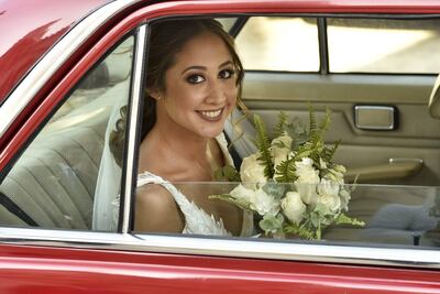 La novia lució un vestido diseñado por Cuyé by Ana Belén González, el tocado y complementos fueron trabajados por Jadiyi Yudis Yaluff.