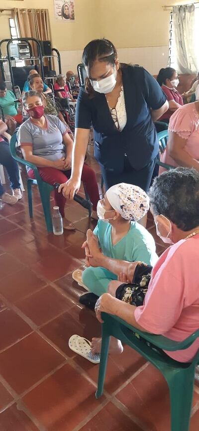 Los nuevos cuidadores de adultos mayores aprendieron técnicas de movimiento para manera a mejorar el estado de ánimo y reducir síntomas de algunas enfermedades.