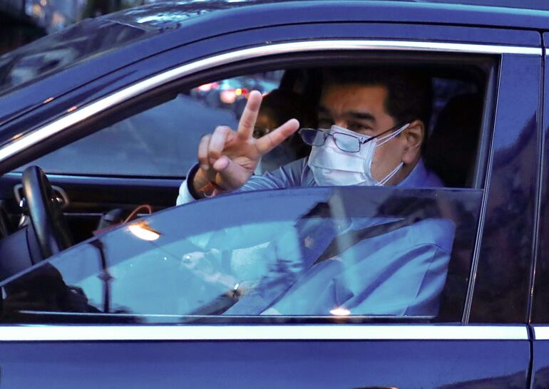 El presidente venezolano Nicolás Maduro, saluda a su llegada al Palacio Nacional de la Ciudad de México, el sábado.