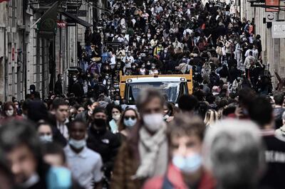 Mucha gente, algunos con mascarillas, caminan en una abarrotada calle comercial de Bordeaux, Francia, hoy.