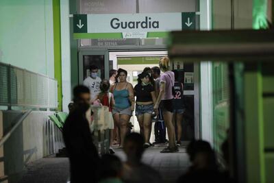 Parientes de hospitalizados por consumir coaína que contenía una sustancia tóxica en el Hospital de San Bernardino, en Hurlingham, Buenos Aires.