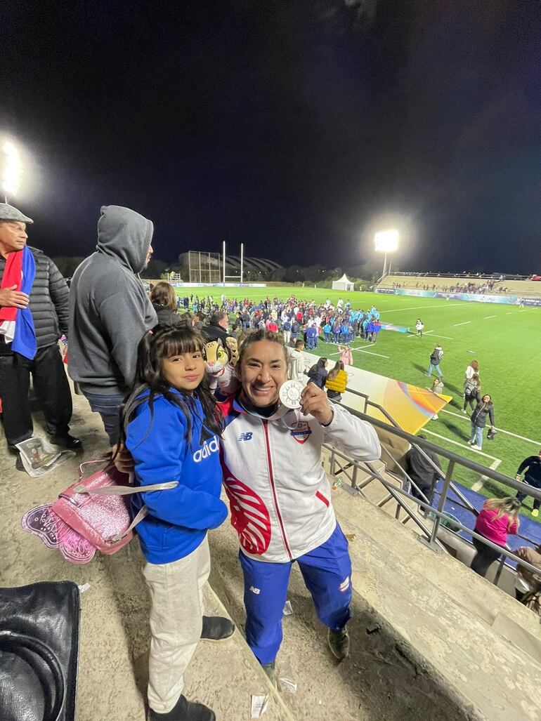 Cinthia y Effi festejan la medalla conquistada en los Juegos Asu2022.