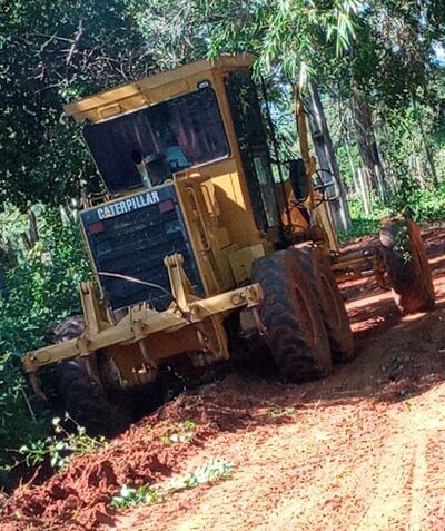 Maquinarias contratadas por vecinos para reparar los terraplenados de Potrerito.