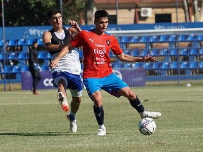 Wilder Viera (d) pelea por el balón con Diego Valdez, mediocampista de Sol de América, en el amistoso de Cerro Porteño en Villa Elisa.