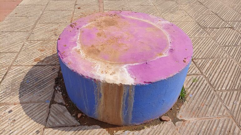 Trabajadores de la Municipalidad de Asunción, trabajando por los cables sueltos que quedaron por las bases de cemento.