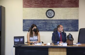 El juez penal de garantías Gustavo Amarilla y la actuaria judicial Celia Salinas.