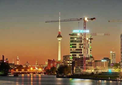 Imagen del fotógrafo alemán Michael Gromotka, de la torre de televisión de Berlín, con un cartel sobre el aislamiento.