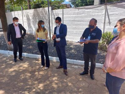 Comitiva del Ministerio del Trabajo en el momento en que se intentó intervenir a FrigoAsunción. (gentileza).