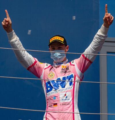 En el podio, Joshua celebra su triunfo en la primera carrera.