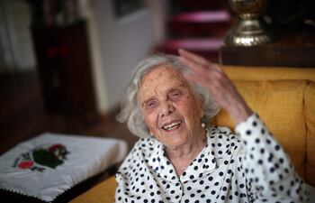 La periodista y escritora mexicana Elena Poniatowska habla durante una entrevista con Efe, el 16 de mayo de 2022, en Ciudad de México. A sus 90 años, que cumple este jueves, la Premio Cervantes Elena Poniatowska sospecha contar con algo de talento para escribir, aunque cree que la curiosidad y la capacidad de trabajo han sido la semilla de sus más de 40 libros.