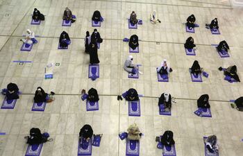 Una fotografía tomada el 29 de julio de 2020 muestra al primer grupo de peregrinas rezando en la Gran mezquita de la ciudad sagrada de La Meca al comienzo de la peregrinación musulmana anual.