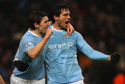 Roque Santa Cruz, futbolista del Manchester City, celebra un tanto en la Premier League de Inglaterra.