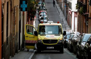 Una ambulancia llega a un domicilio en Madrid.