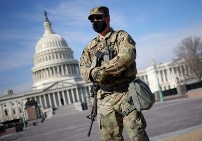 Un soldado de la Guardia Nacional estadounidense monta guardia cerca del Capitolio de Washington, este martes.