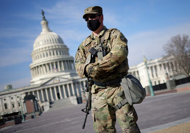 Un soldado de la Guardia Nacional estadounidense monta guardia cerca del Capitolio de Washington, este martes.