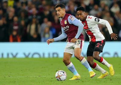Philippe Coutinho (i), del Aston Villa, domina el balón ante Kyle Walker-Peters, de Southampton.