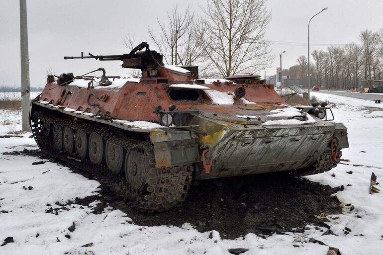 Un tanque ruso destruido en las afueras de Kharkiv, Ucrania, este sábado.