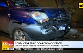 Conductor ebrio ocasionó accidente y fue reducido por los vecinos