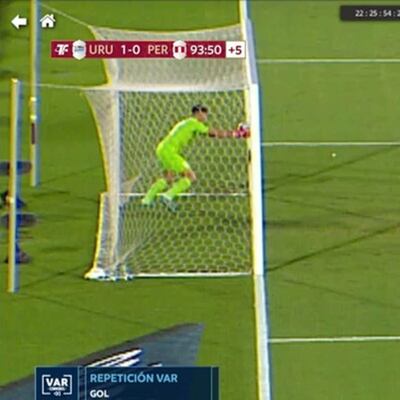 Imagen de la TV divulgada por la Conmebol en la que se aprecia que el balón no llegó a traspasar en su totalidad la línea del gol.