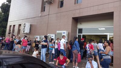 Largas filas de pacientes amanecieron el Materno Infantil de San Pablo esperando el examen de chikungunya.