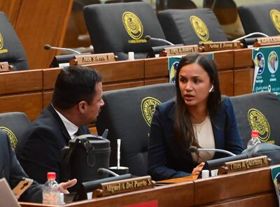 La diputada Jazmín Narváez, líder de la bancada de Colorado Añetete conversó el miércoles en la sala de sesiones de Diputados con el acusado Ulises Quintana (ANR, HC), quien después de mucho tiempo y tras su derrota como candidato a intendente de Ciudad del Este, volvió a participar de las sesiones de forma presencial.