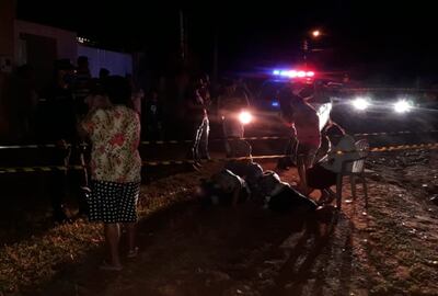 Familiares de Derlis Ramón Argüello lloran desconsoladamente, frente al cuerpo del joven, luego de ser asesinado a tiros.